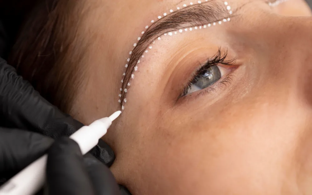 Ästhetische Behandlung und Markierung der Augenbrauen
