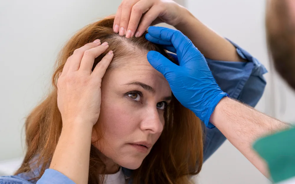Ärztliche Untersuchung bei Haarausfall einer Frau