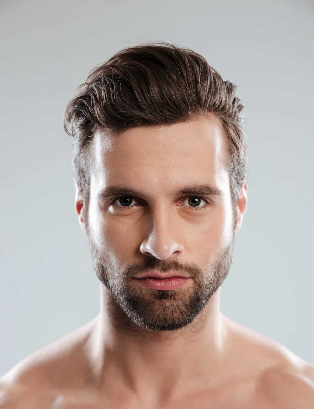 Mann als Symbolbild für Beratung zu Kosten einer Haartransplantation